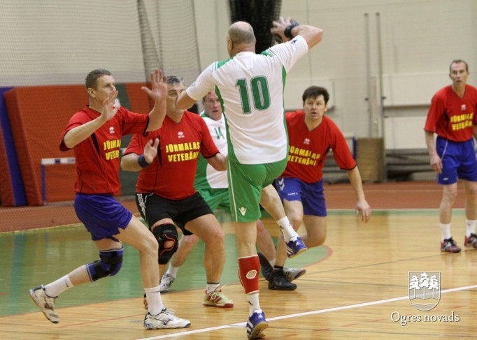 Ogres handbola senioriem trīs uzvaras un 2.vieta