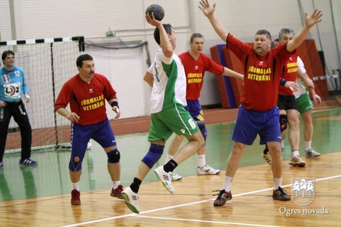 Ogres handbola senioriem trīs uzvaras un 2.vieta