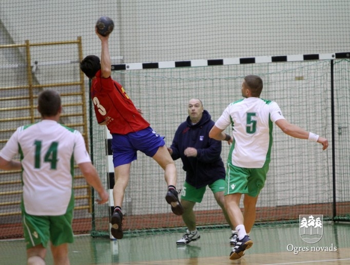 Ogres handbola senioriem trīs uzvaras un 2.vieta