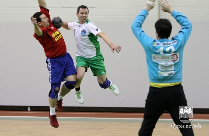 Ogres handbola senioriem trīs uzvaras un 2.vieta