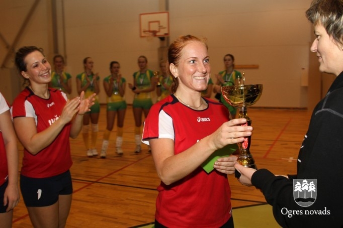 Suntažnieces izcīna Ogres kausu volejbolā