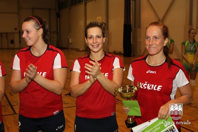 Suntažnieces izcīna Ogres kausu volejbolā