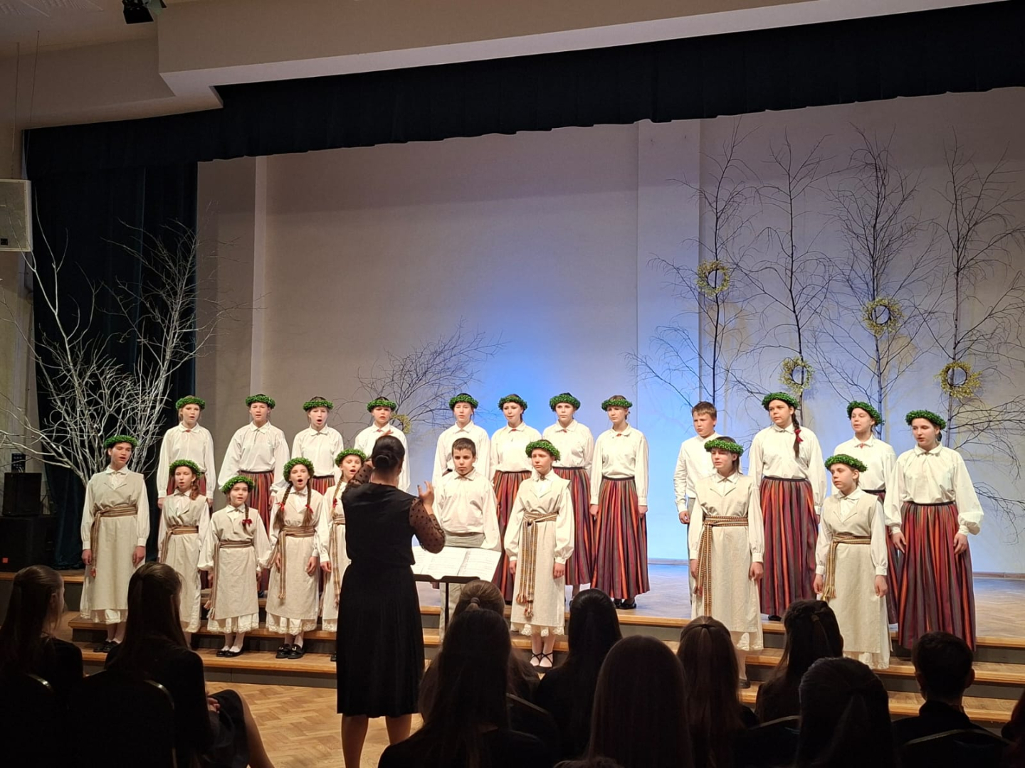 Viens no koriem izpilda dziesmu Ogres novada Kultūras centra Mazajā zālē
