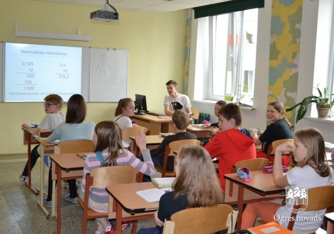 Ogres sākumskola radio Pieci.lv dzīvajā ēterā
