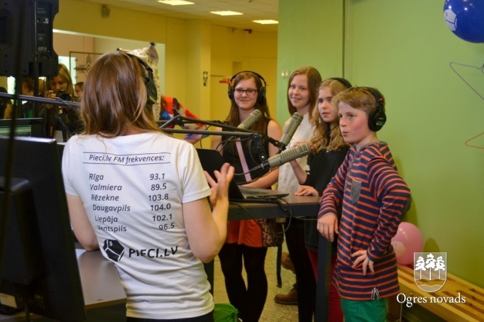 Ogres sākumskola radio Pieci.lv dzīvajā ēterā