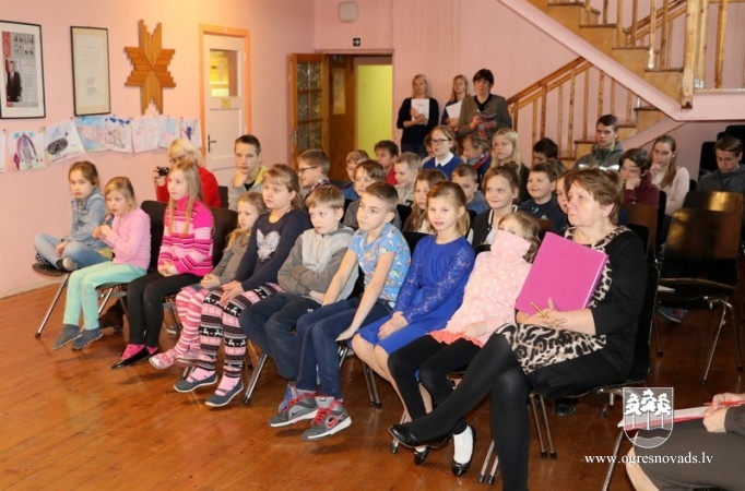 Bērni Mazozolos gatavojas skatuves runas konkursam