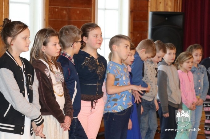 Bērni Mazozolos gatavojas skatuves runas konkursam