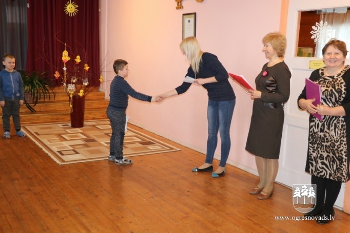 Bērni Mazozolos gatavojas skatuves runas konkursam