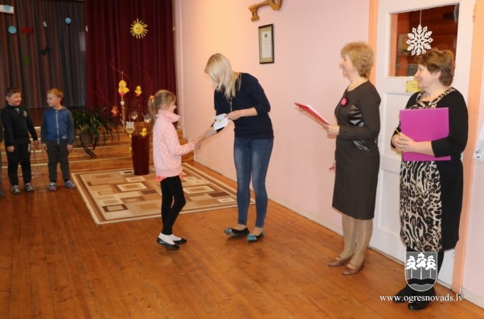 Bērni Mazozolos gatavojas skatuves runas konkursam