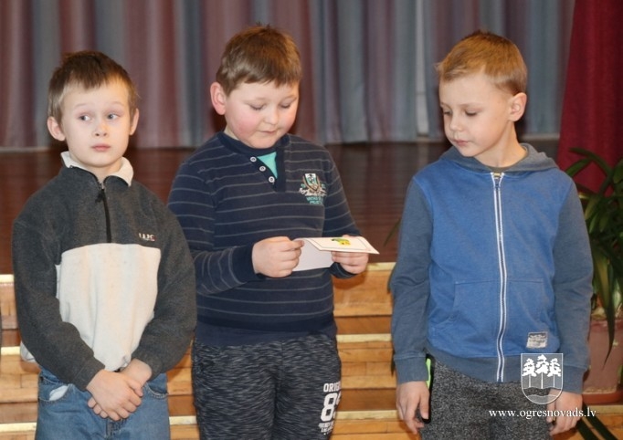 Bērni Mazozolos gatavojas skatuves runas konkursam