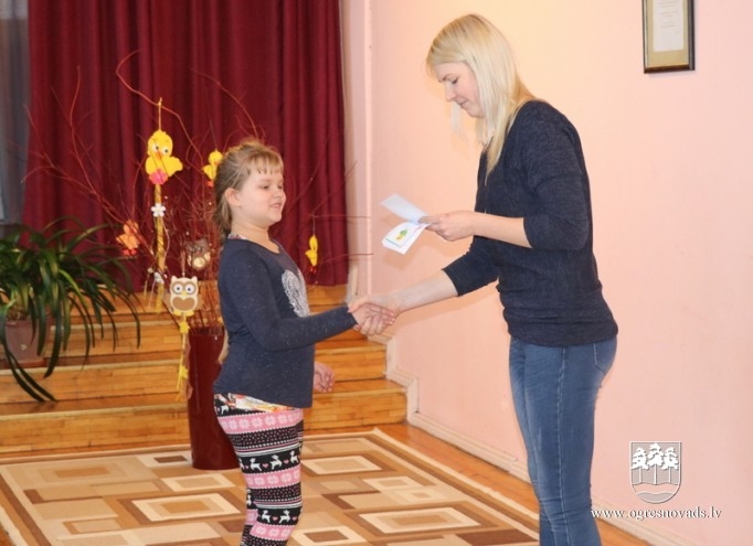 Bērni Mazozolos gatavojas skatuves runas konkursam
