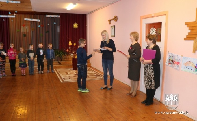 Bērni Mazozolos gatavojas skatuves runas konkursam