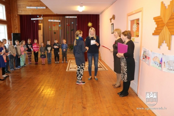 Bērni Mazozolos gatavojas skatuves runas konkursam