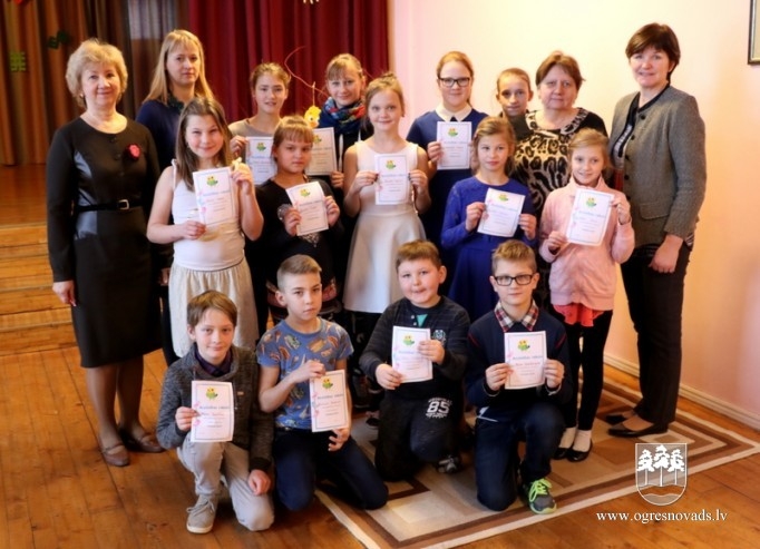 Bērni Mazozolos gatavojas skatuves runas konkursam