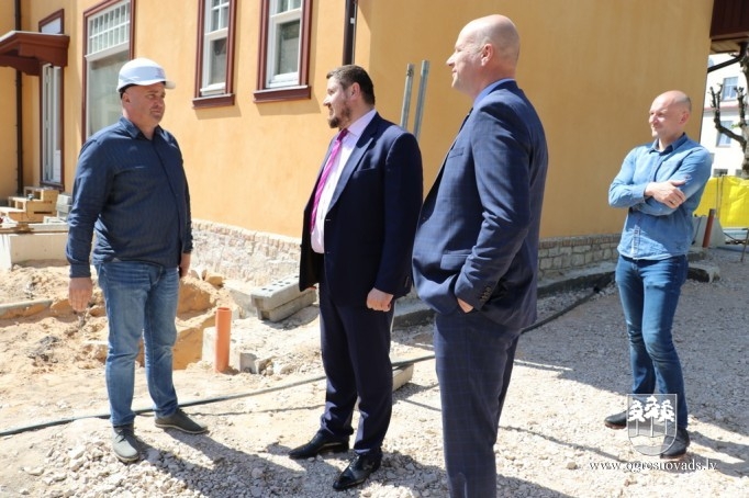 Pašvaldības vadība apseko būvobjektus Ogrē