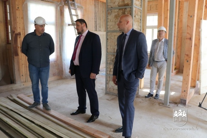 Pašvaldības vadība apseko būvobjektus Ogrē