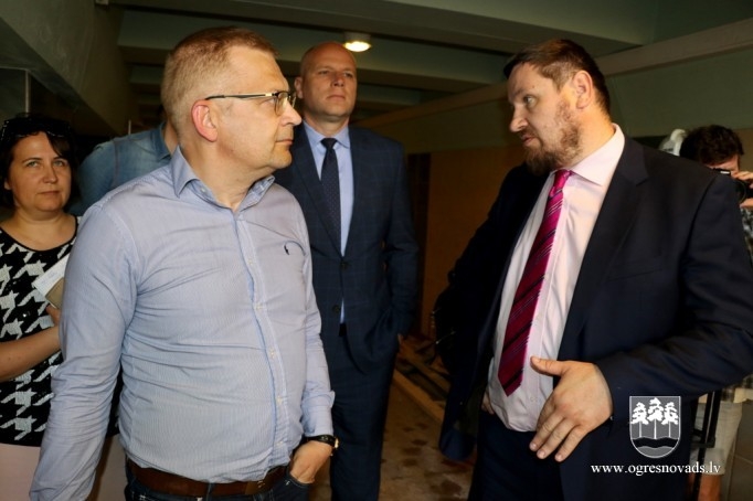 Pašvaldības vadība apseko būvobjektus Ogrē
