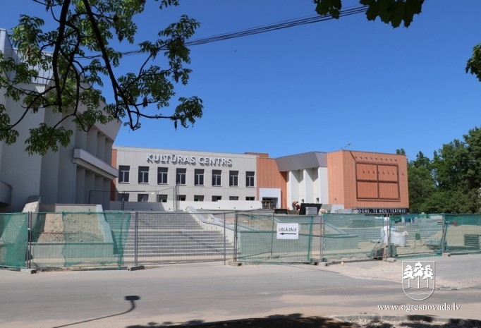 Pašvaldības vadība apseko būvobjektus Ogrē