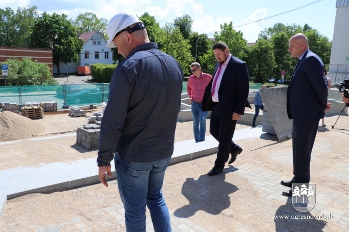 Pašvaldības vadība apseko būvobjektus Ogrē