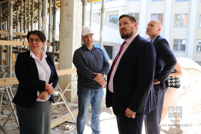 Pašvaldības vadība apseko būvobjektus Ogrē