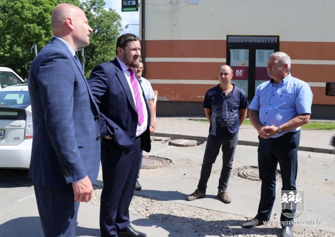 Pašvaldības vadība apseko būvobjektus Ogrē