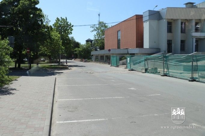 Pašvaldības vadība apseko būvobjektus Ogrē