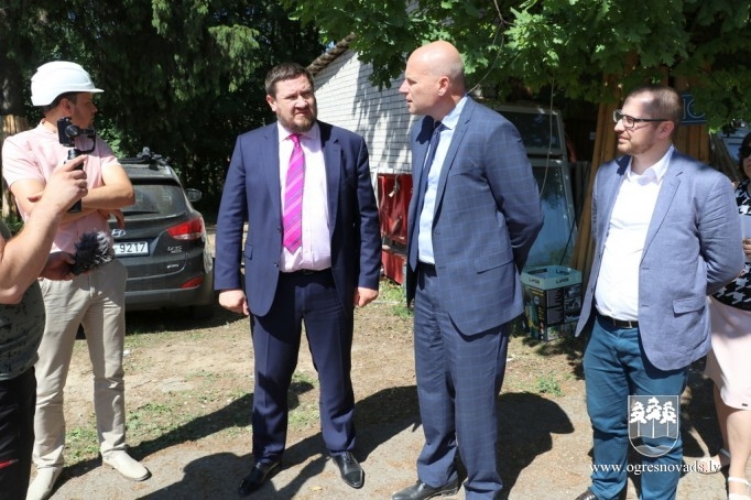 Pašvaldības vadība apseko būvobjektus Ogrē