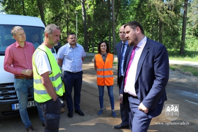 Pašvaldības vadība apseko būvobjektus Ogrē