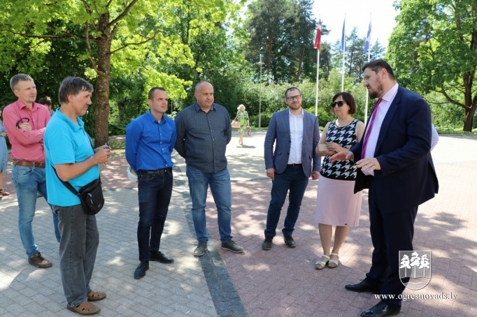 Pašvaldības vadība apseko būvobjektus Ogrē