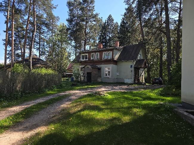 Ēkas ārpuse ar piebraucamo ceļu