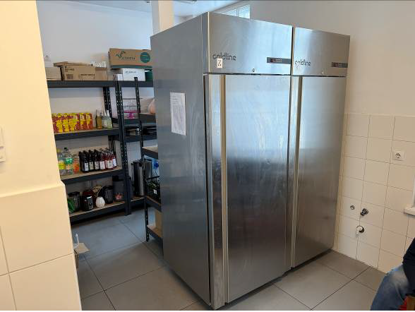 Virtuves telpa ar plauktiem un aprīkojumu