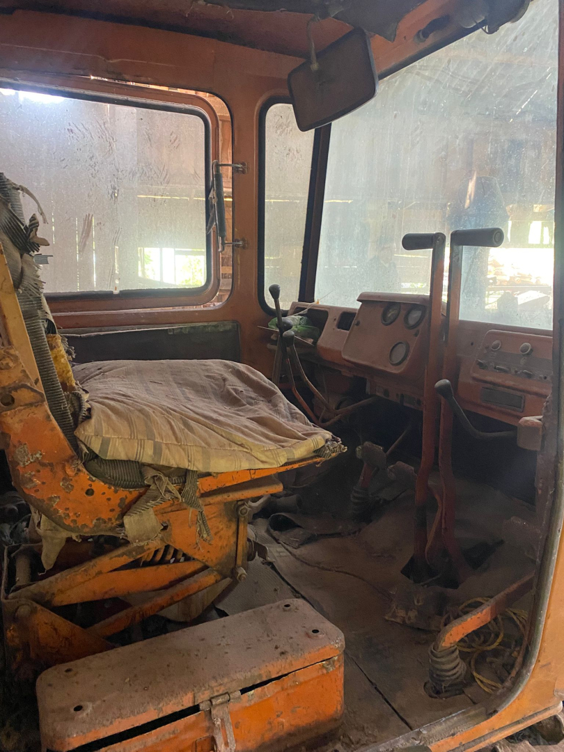 Kustamās mantas transportlīdzekļa – traktora DT75, VRN T9821LA – atsavināšanas izsole. Salons