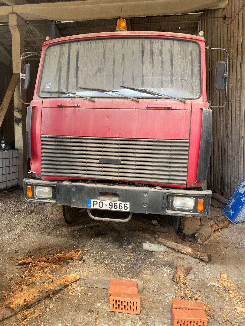 Kustamās mantas – transportlīdzekļa, pašizgāzēja MAZ5551, VRN PO9666 – atsavināšanas izsole. Auto priekšpuse