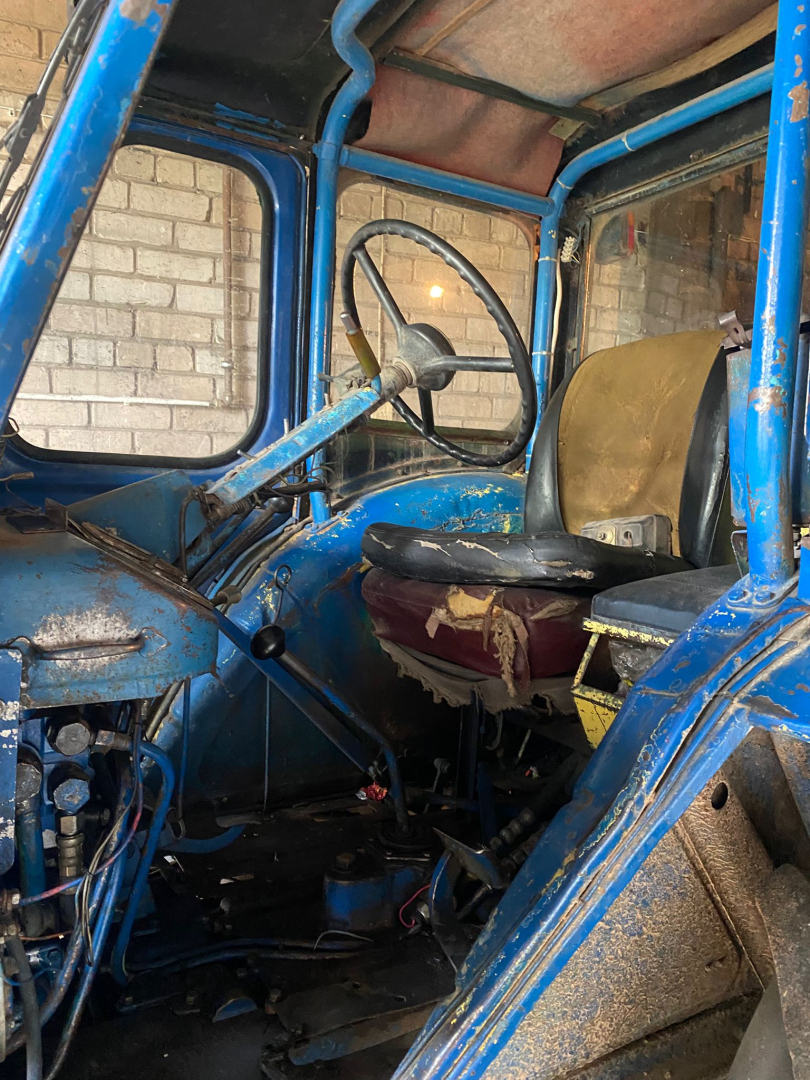 Kustamās mantas – transportlīdzekļa-traktora MTZ50L, VRN T8685LB – atsavināšanas izsole. Salons