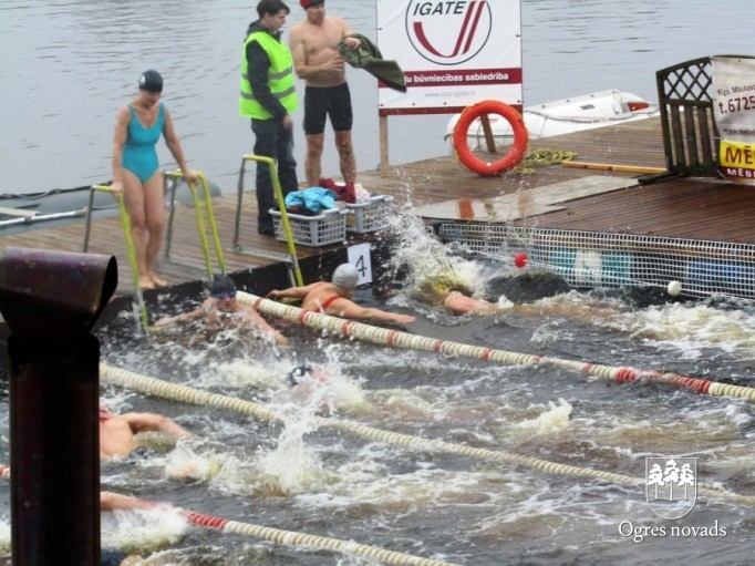 „Ogres roņi” Jelgavas atklātajā ziemas peldēšanas čempionātā izcīna 12 medaļas.