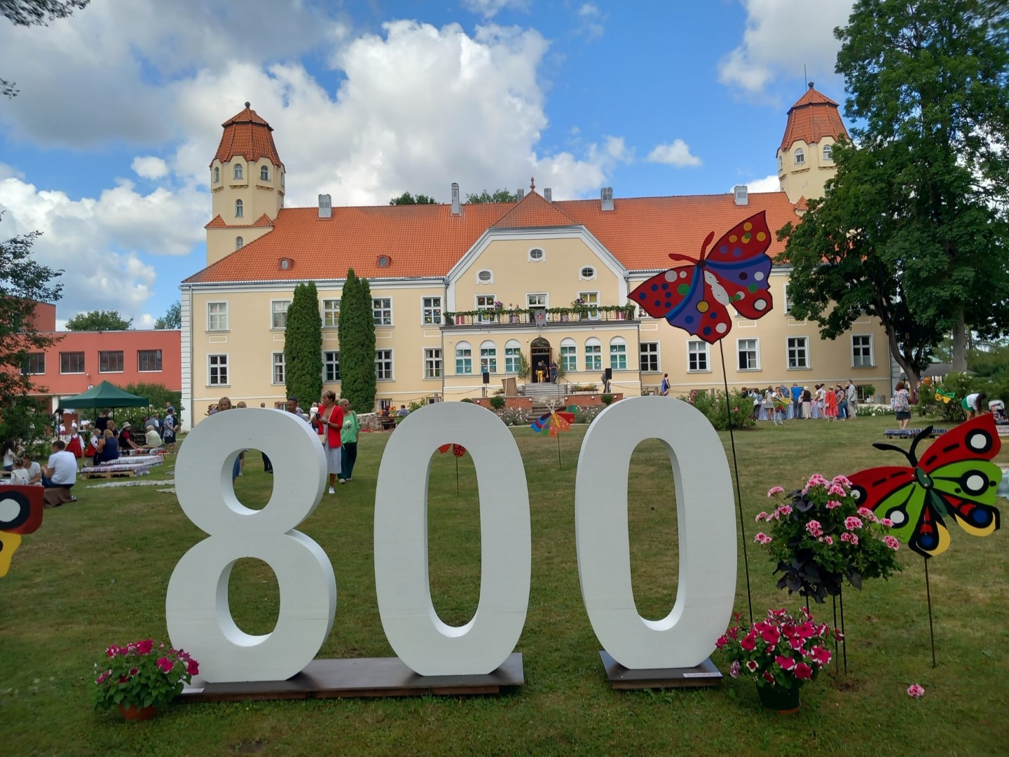 Suntaži svin 800 gadu jubileju