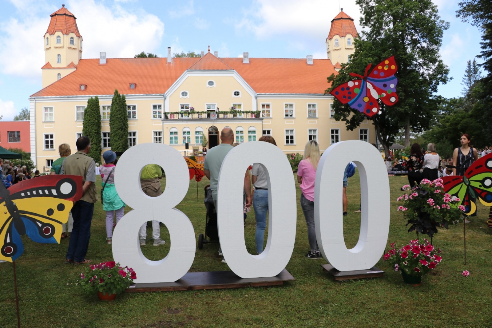 Suntaži svin 800 gadu jubileju