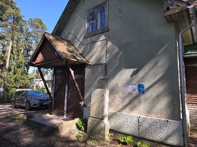 Gala siena ar ieejas durvīm
