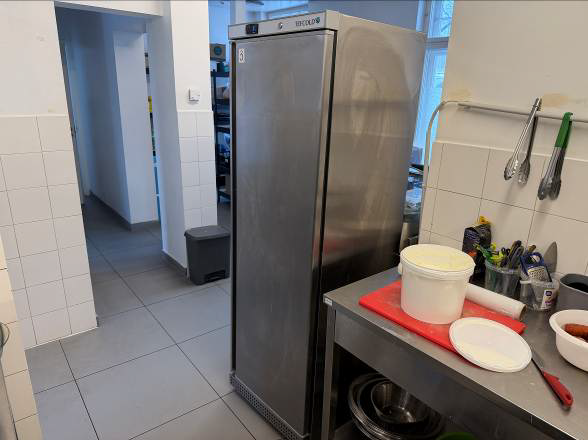 Virtuves telpa ar galdu un aprīkojumu