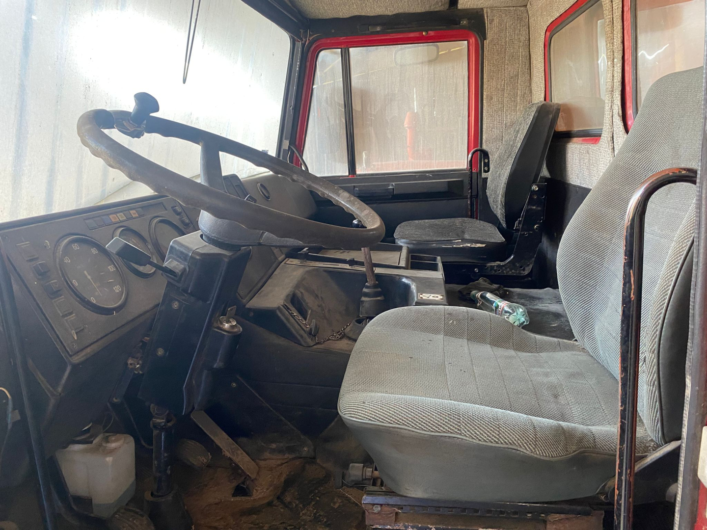 Kustamās mantas – transportlīdzekļa, pašizgāzēja MAZ5551, VRN PO9666 – atsavināšanas izsole. Salons