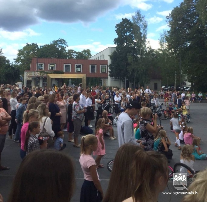 Pirmo skolas dienu Ogrē ievada Zinī BUMS