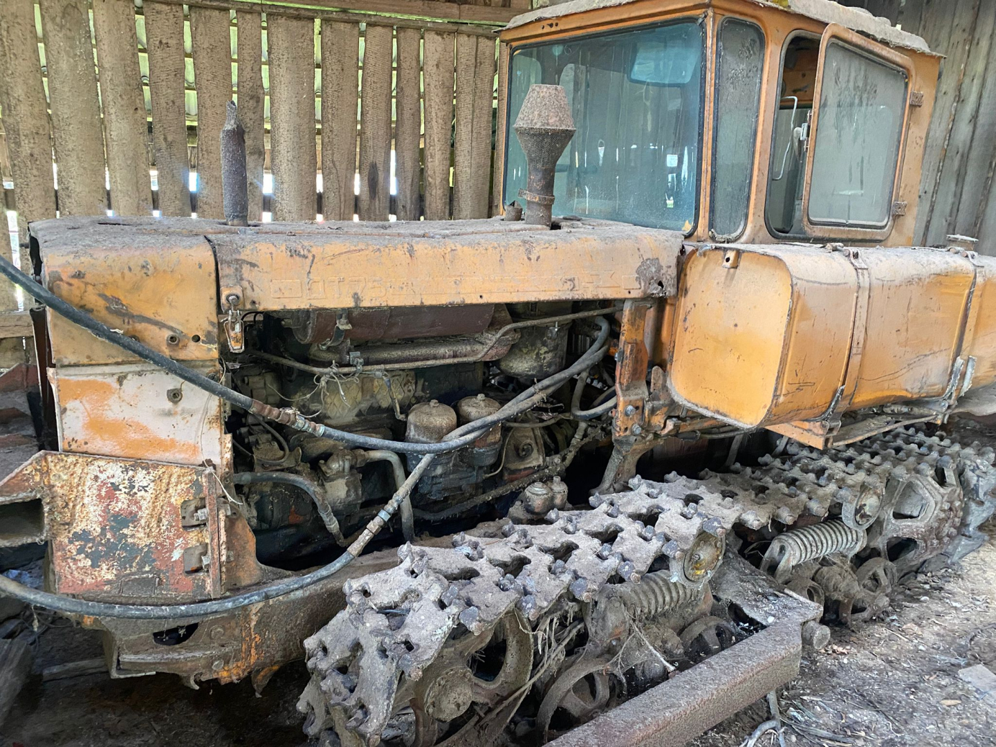 Kustamās mantas transportlīdzekļa – traktora DT75, VRN T9821LA – atsavināšanas izsole. Kopskats