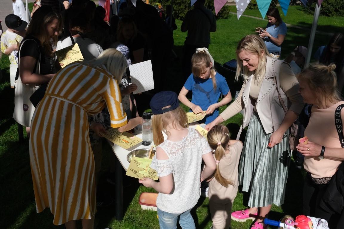 Cilvēki darbojas radošajās meistarklasēs 04.05.2024.