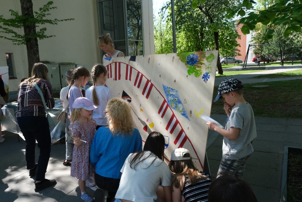 Cilvēki glezno sienu 04.05.2024.