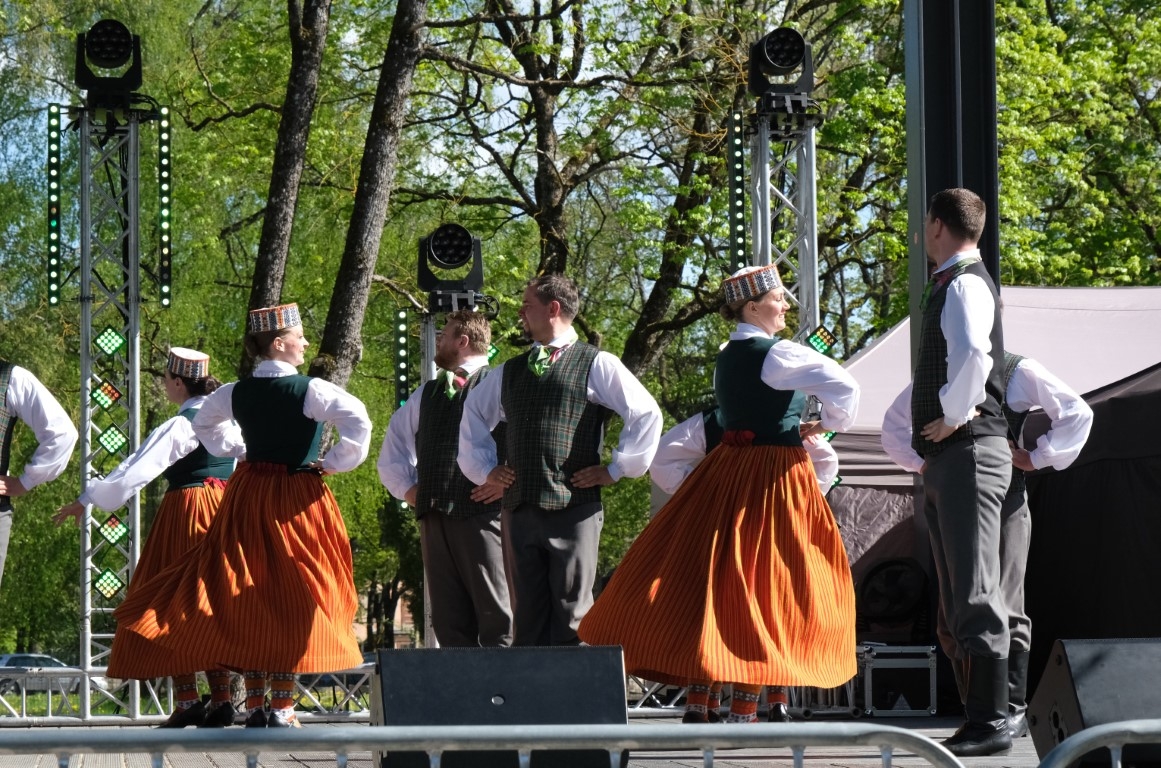 Jaunieši dejo tautas tērpos 04.05.2024.