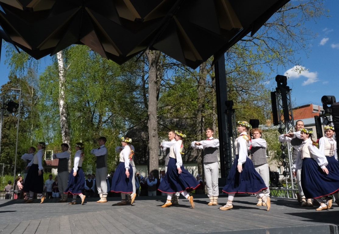 Jaunieši dejo tautas tērpos 04.05.2024.
