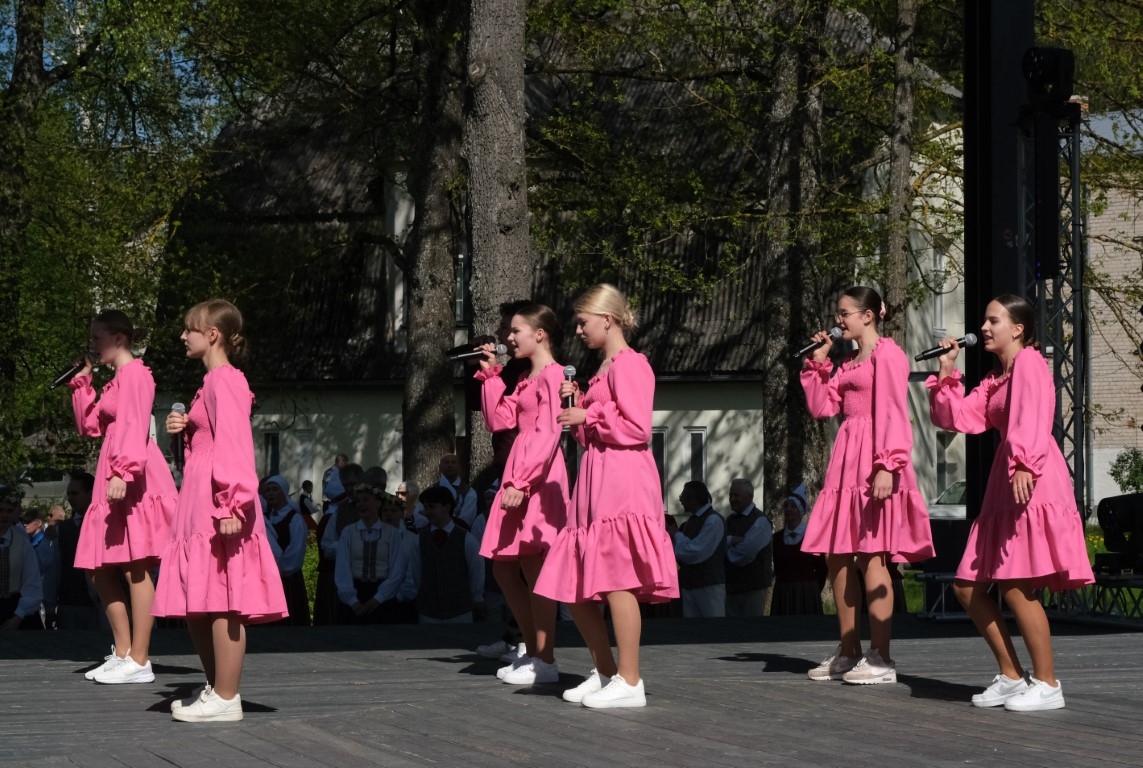 Meitenes dzied rozā tērpos 04.05.2024.