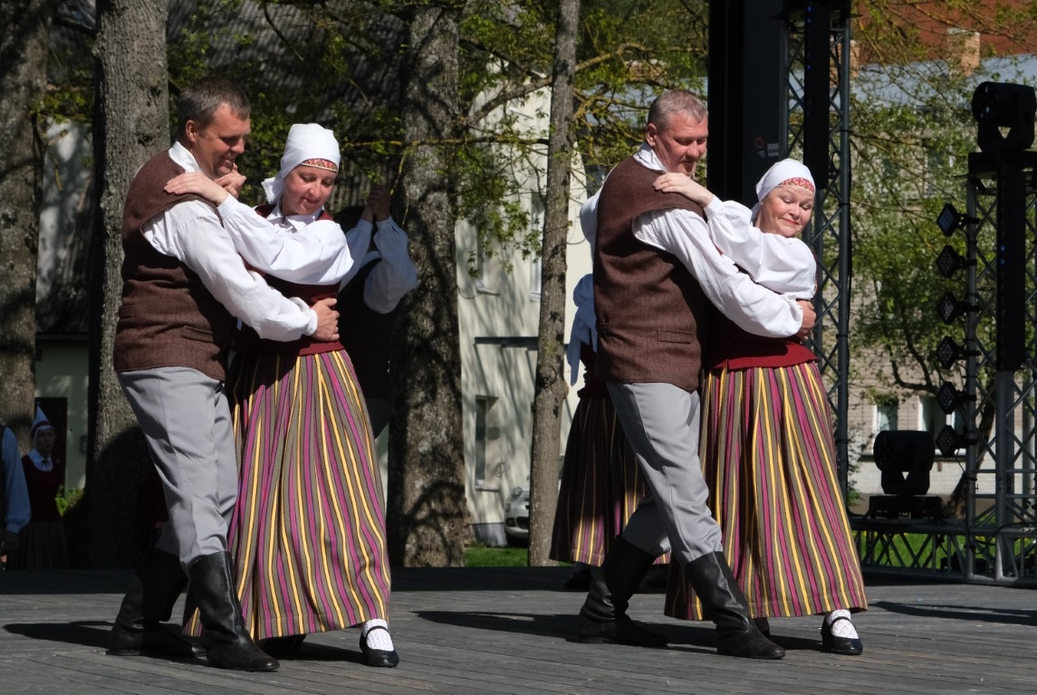 2 senioru pāri dejo tautas tērpos 04.05.2024.