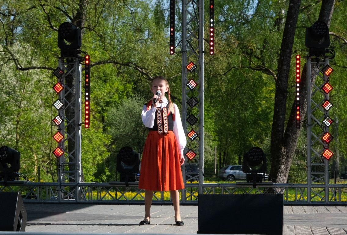 Meitene dzied tautas tērpā 04.05.2024