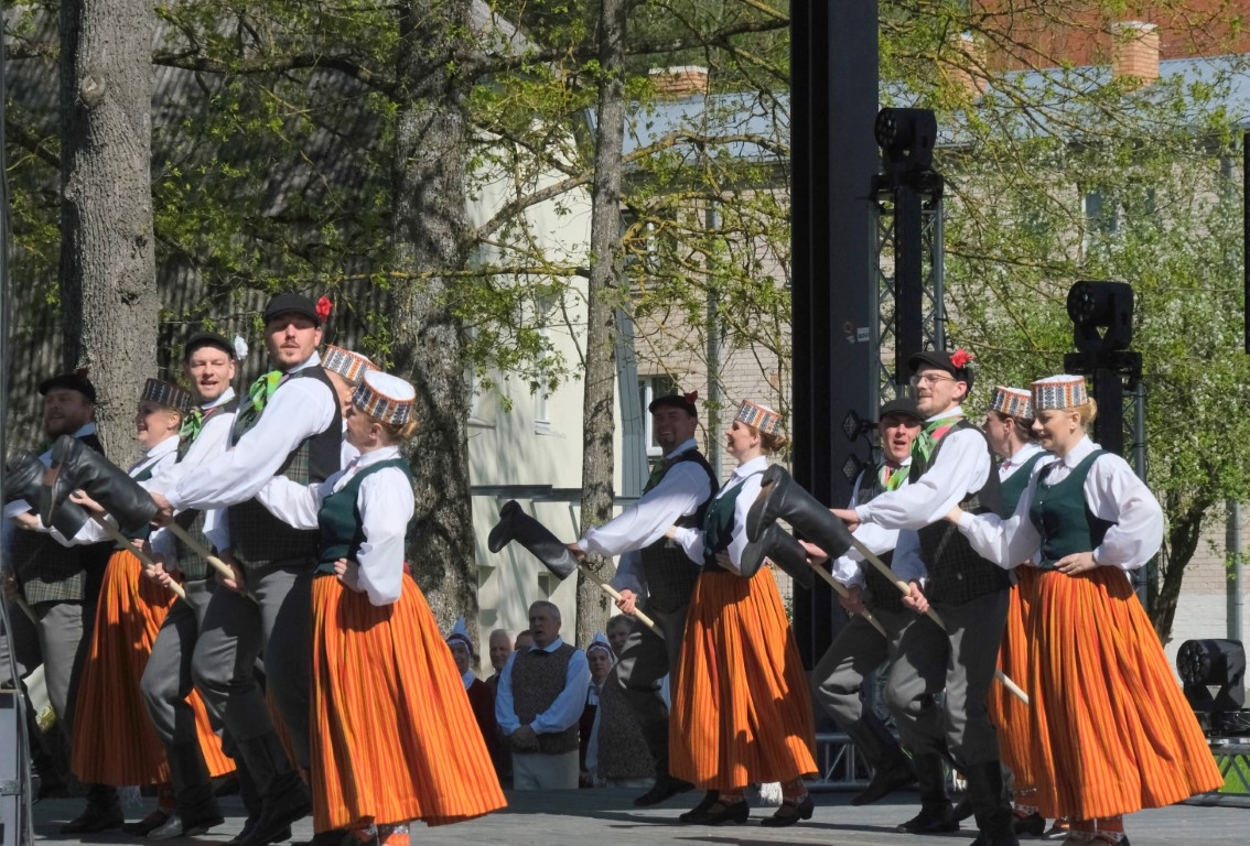 Cilvēki dejo tautas tērpos 04.05.2024.